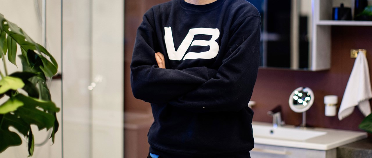 VB-rørlegger i genser med logo på